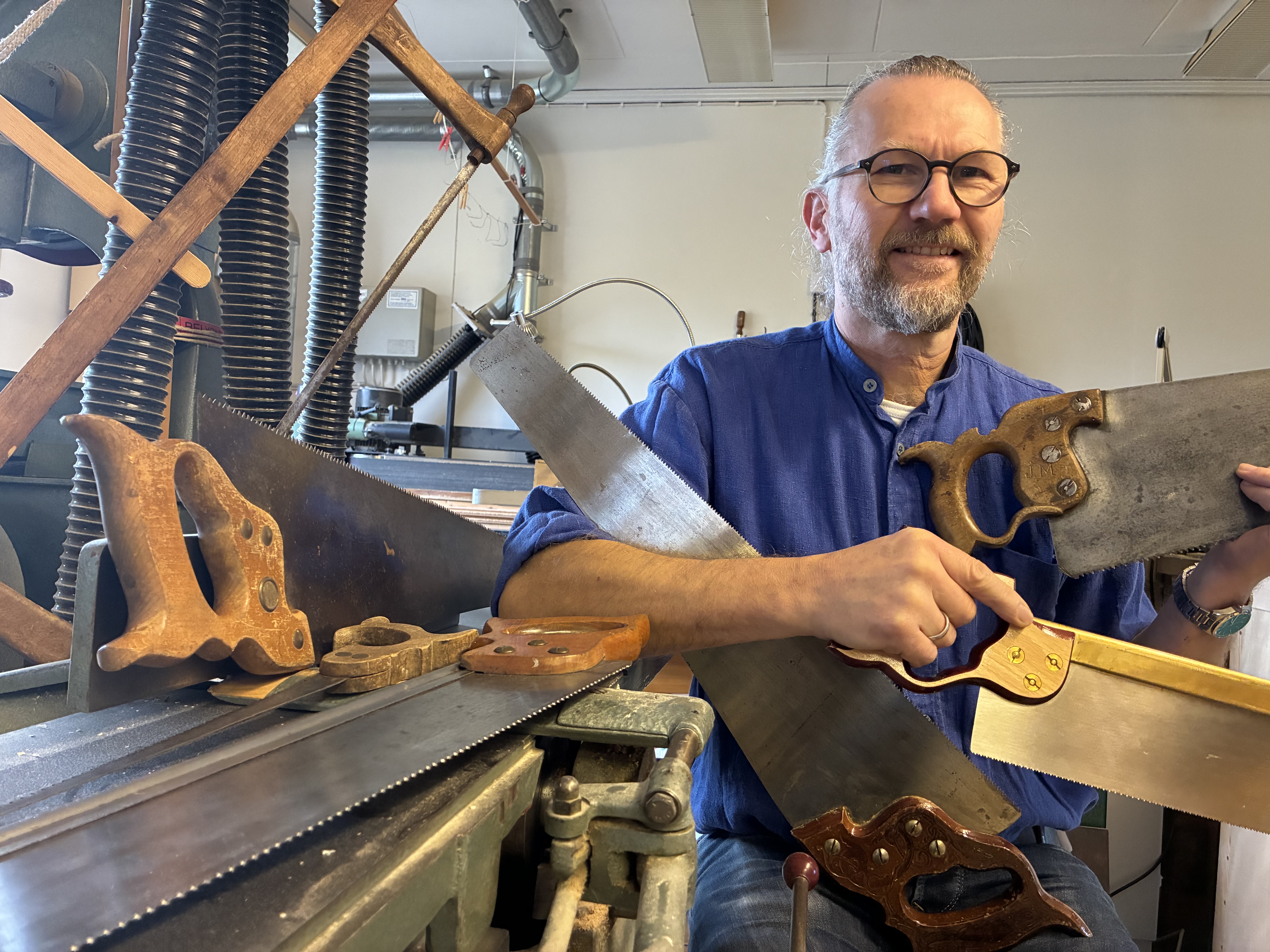 Martin Ericsson och sågar. Foto: Nämnden för hemslöjdsfrågor