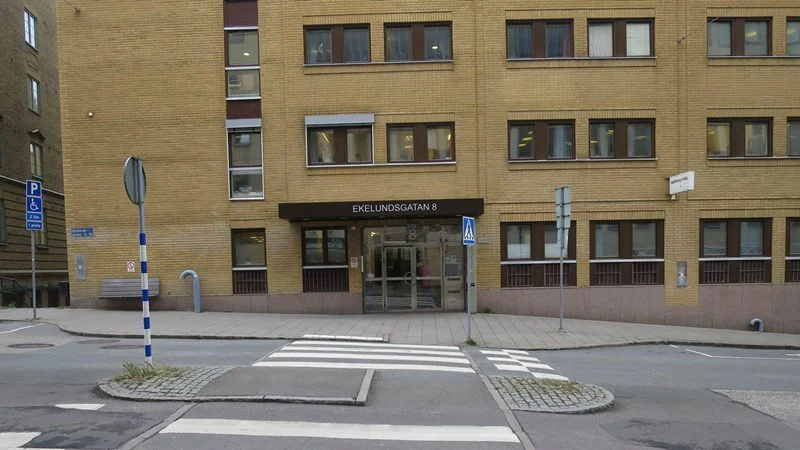 Gul tegelbyggnad