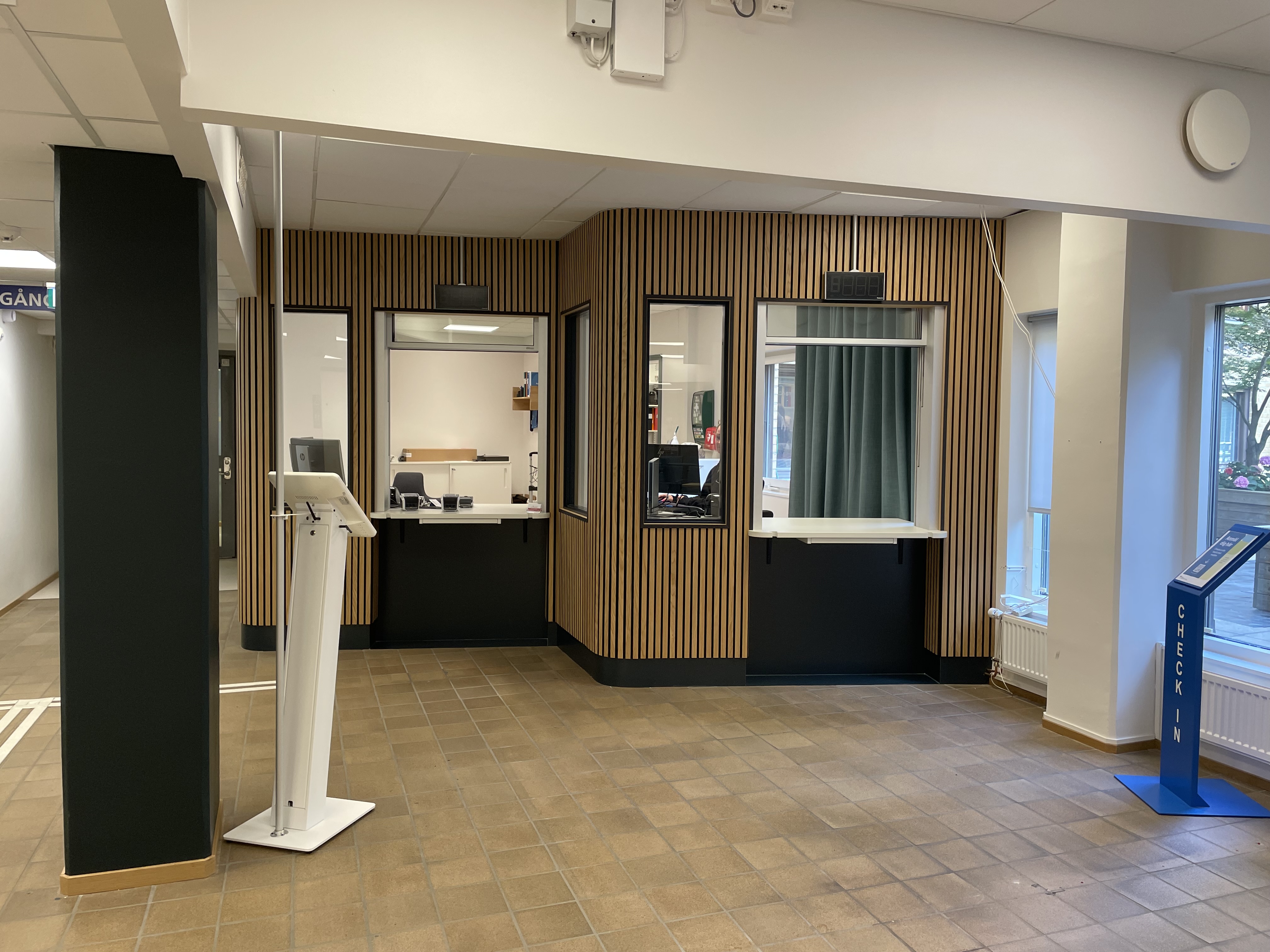 Receptionen med två fönster för anmälan. Två stativ med info om digital anmälan.