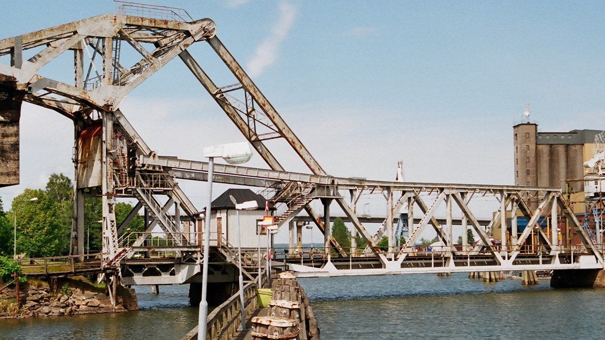 Klaffbron i Vänersborg en vacker dag. Bron är i stål.
