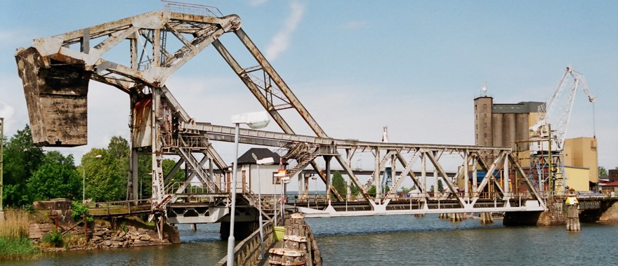 Klaffbron i Vänersborg en vacker dag. Bron är i stål.