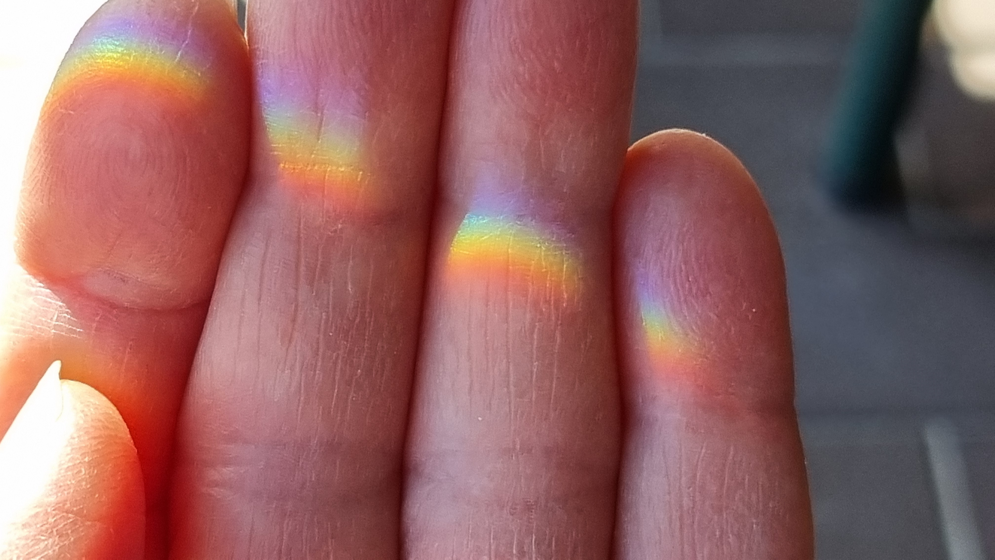 Regnbågens färger syns i en hand, Symbolik HBTQ, Pride