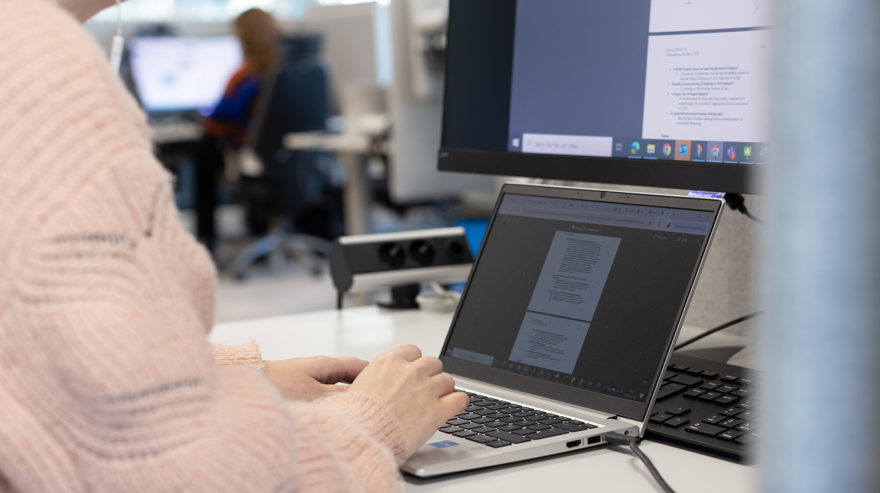 Genrebild av person som arbetar vid en dator.