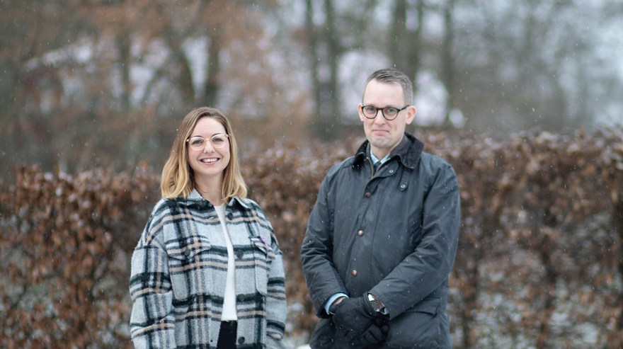 De två rektorerna på biologiska yrkeshögskolan poserar utomhus omgivna med snöflingor