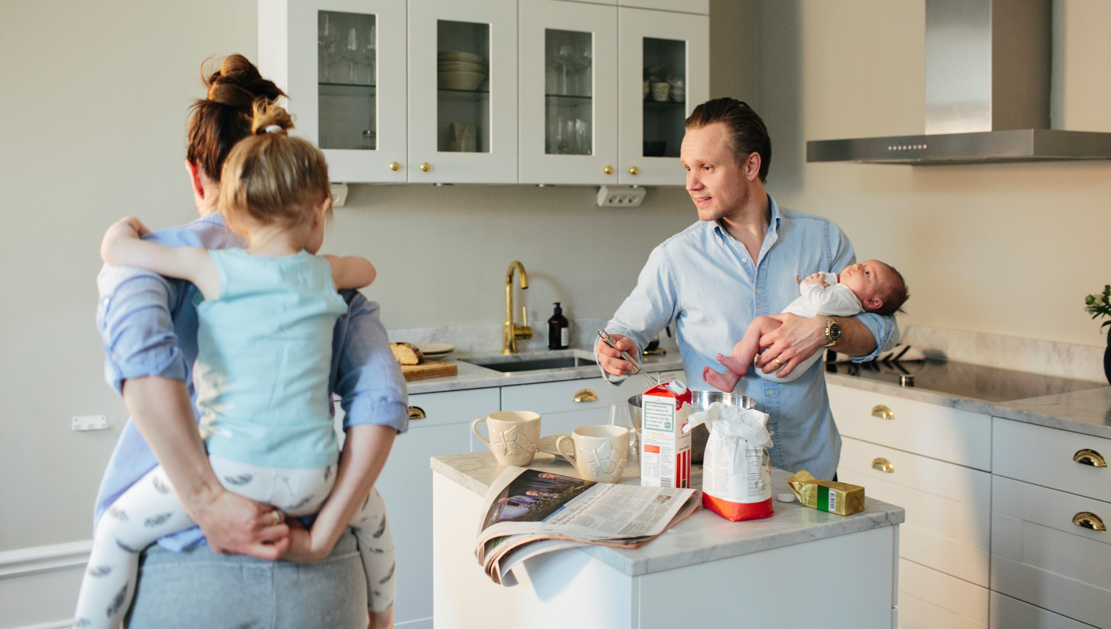 familj lagar mat runt köksö