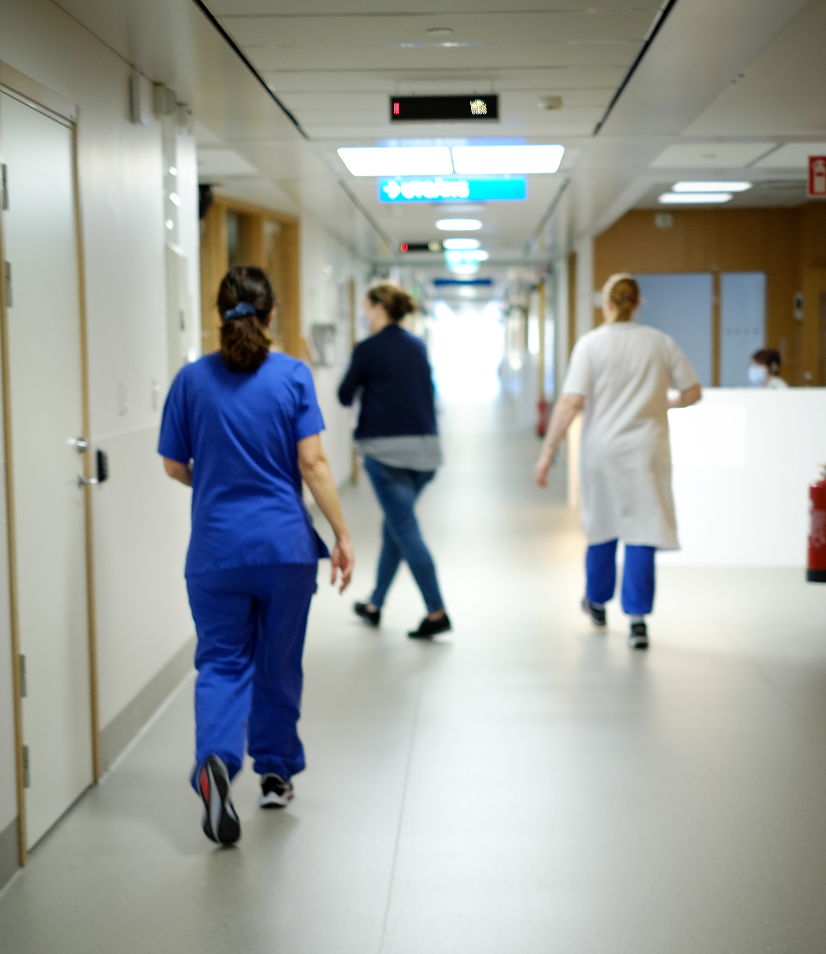 Vårdpersonal i korridor