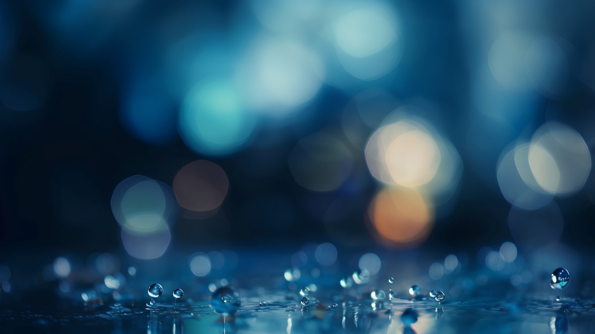 Blåa regndroppar i blått tonade bubblor