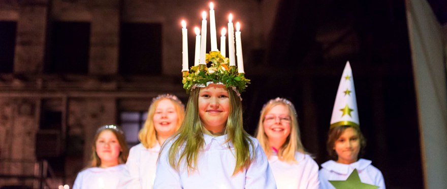 Svenskt luciafirande, en lucia, tre tärnor och en stjärngosse