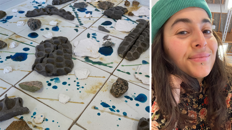 Ett kollage av en bild av ett konstverk samt en bild av konstnären själv. Konstverket föreställer fragment av sten, porslin och andra material på kakelplattor. Konstnären ler och tittar in i kameran.
