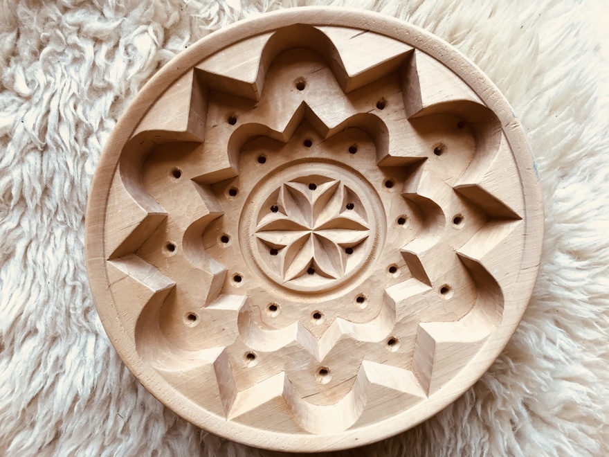 En skuren äggostform i trä