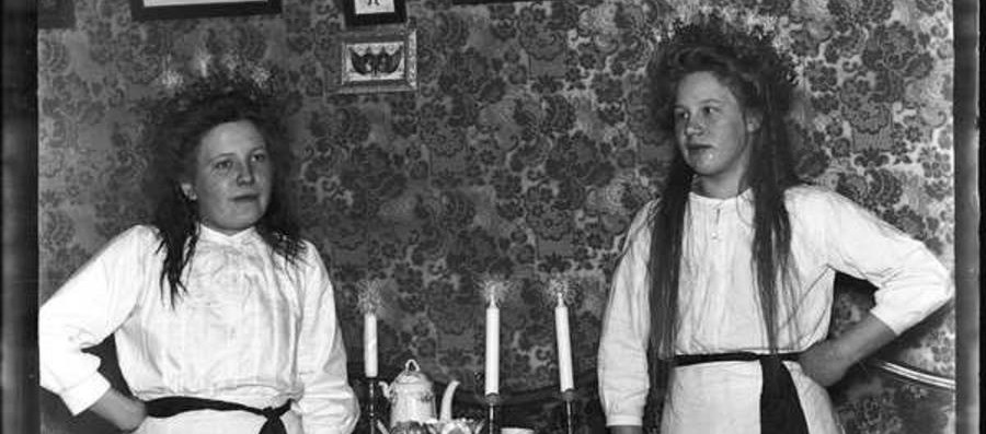 Två personer i lucialinne i ett svartvitt foto
