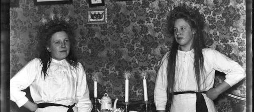 Två personer i lucialinne i ett svartvitt foto