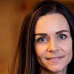 Lina Bergman, förlossningsöverläkare vid Sahlgrenska Universitetssjukhuset står framför en orange bakgrund. Det är en närbild som visar Lisas ansikte.