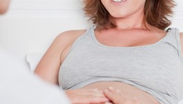 Gravid kvinna möter barnmorska.