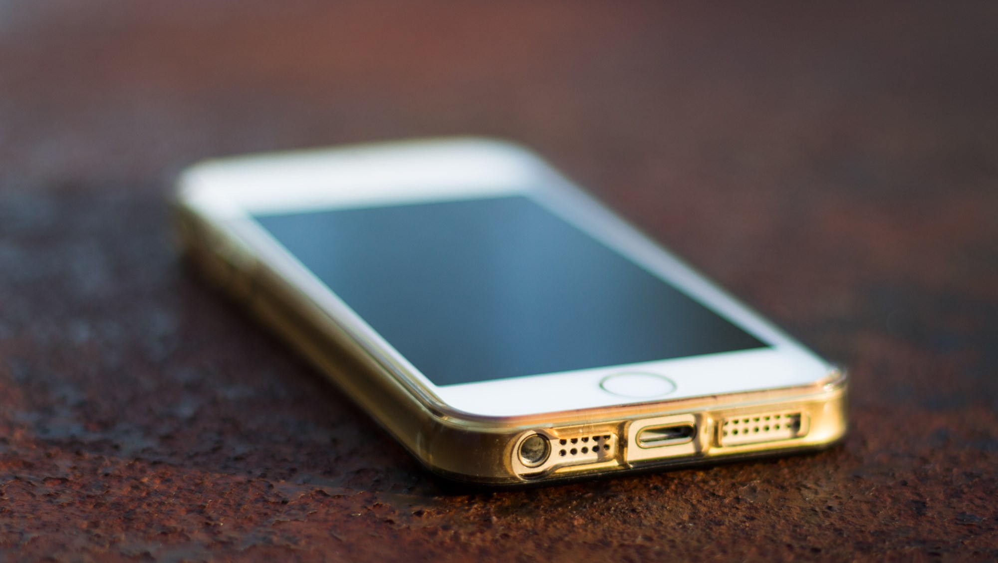 foto på en mobil med skärmsidan uppåt. 