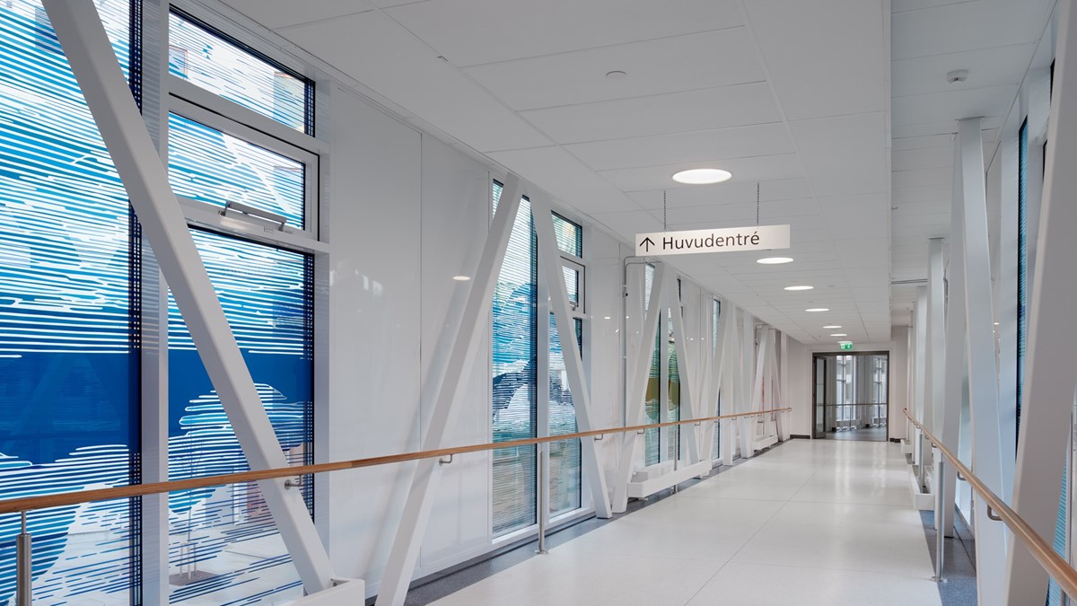 Glasgång på Kungälvs sjukhus. I fönsterpartierna syns konst av Alexandra Kern.