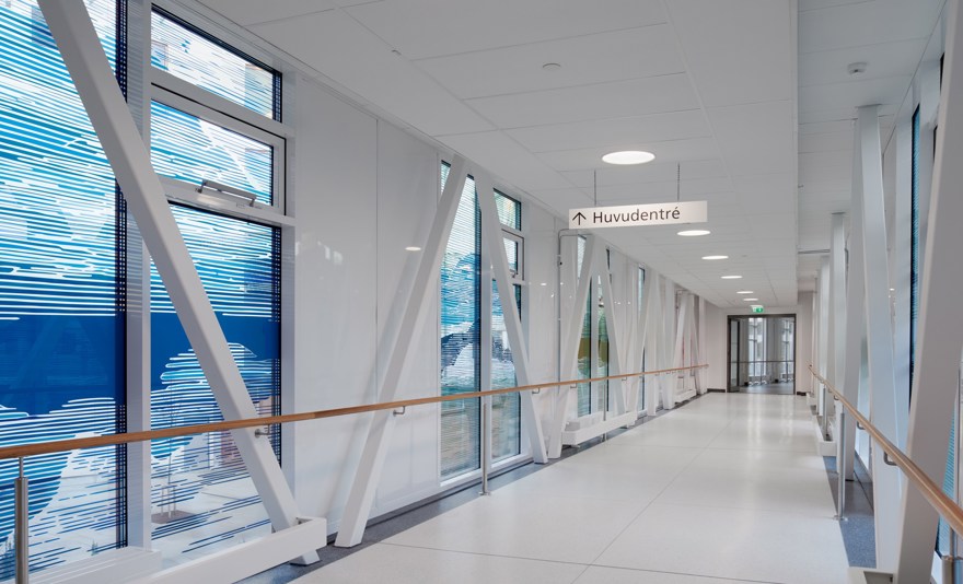 Glasgång på Kungälvs sjukhus. I fönsterpartierna syns konst av Alexandra Kern.