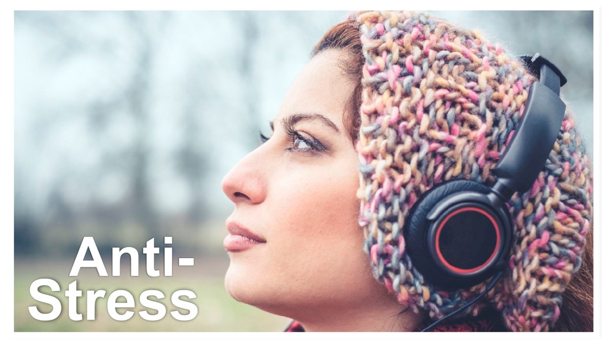 Kvinna som lyssnar på AntiStress i hörlurar
