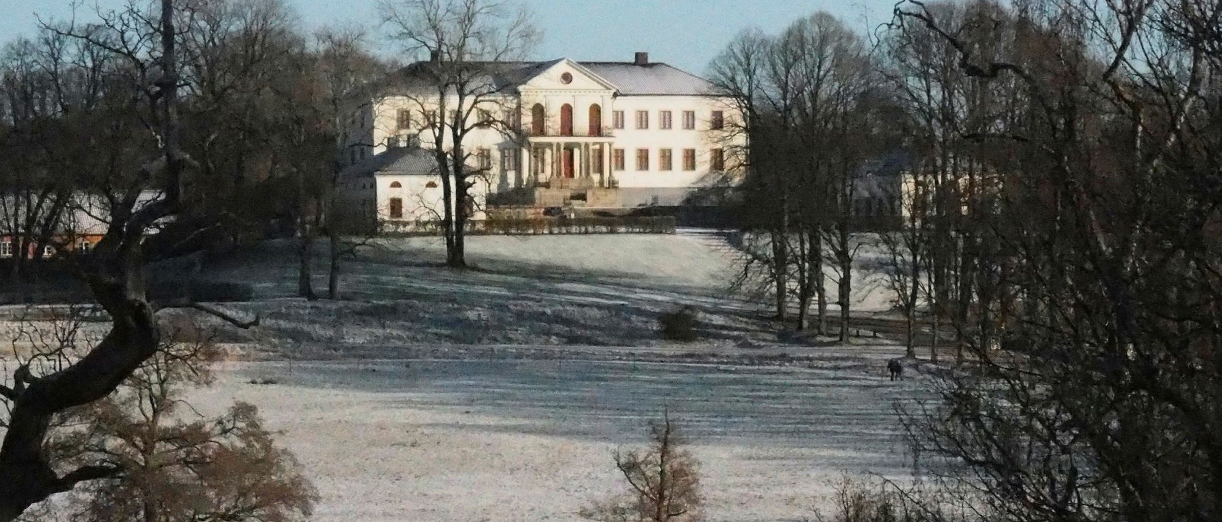 Nääs slott i Floda. En vit byggnad med röda detaljer.