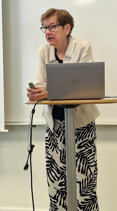 Foto på Margda Waern som står vid ett ståbord och svarar på frågor