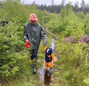 Kvinna och barn i regnkläder