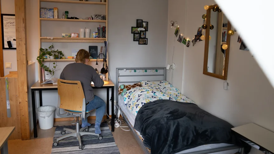 Interiörbild av möblerat internatrum