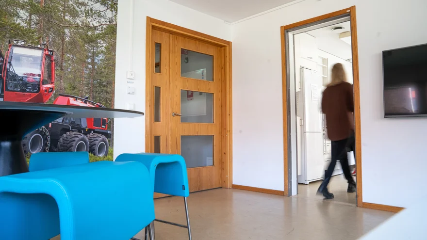 Interiörbild av uppehållsrum på internatboendet