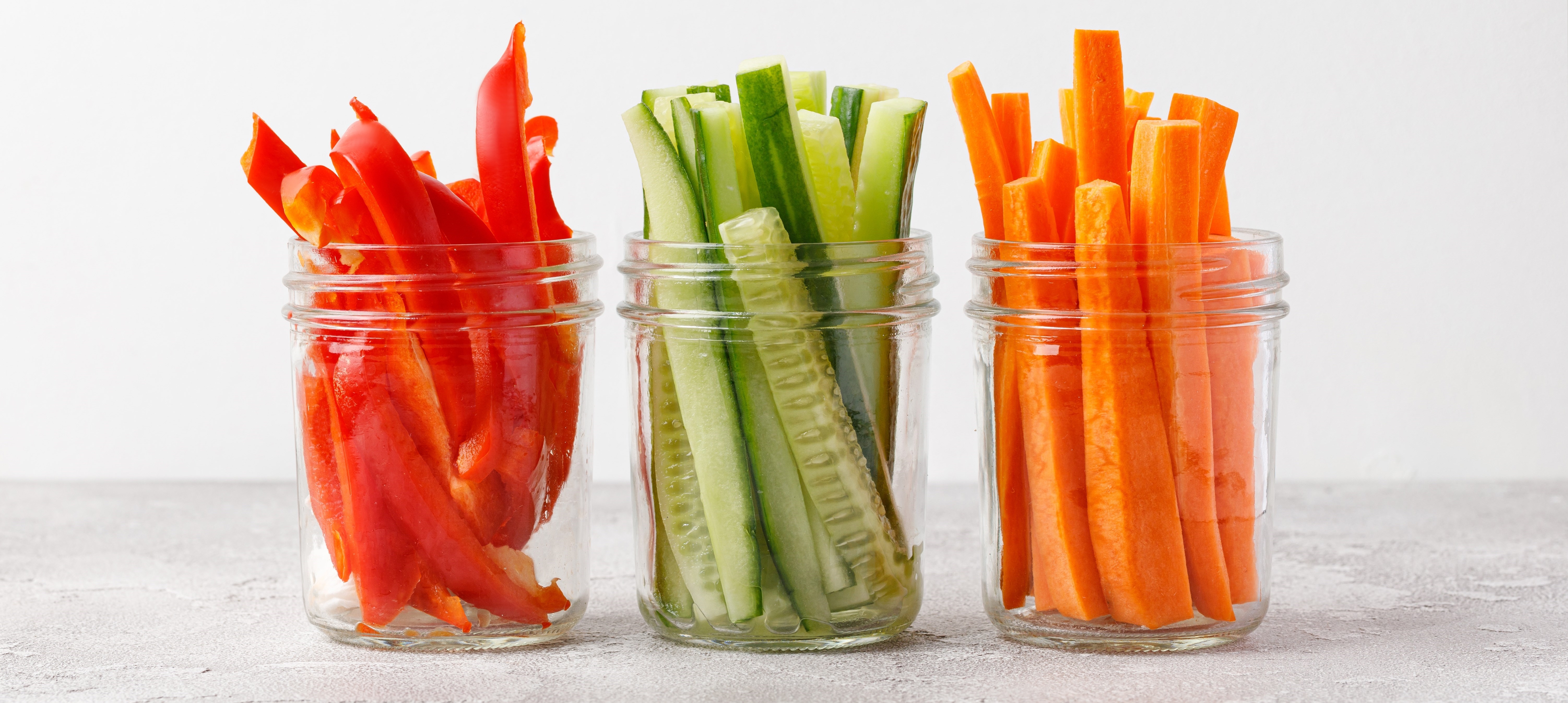Grönsaksstavar i glas, paprika, gurka och morot