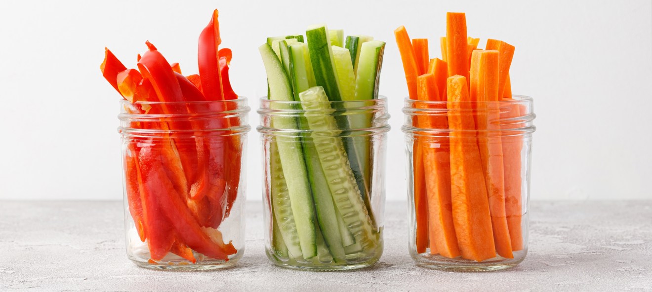 Grönsaksstavar i glas, paprika, gurka och morot