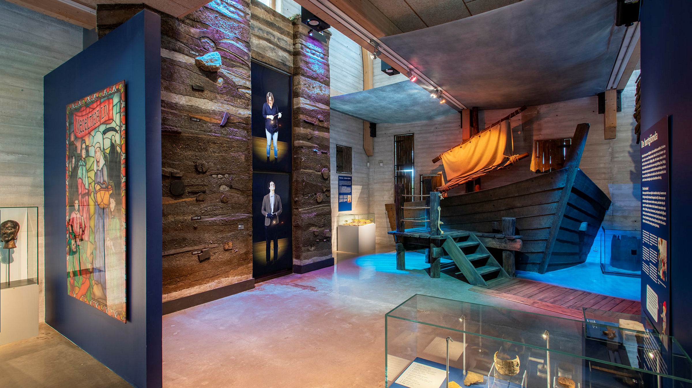 En båt skymtas samt andra utställningsföremål