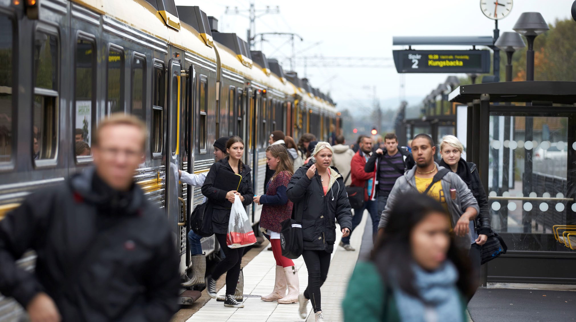 Tåg och resenärer på perrong