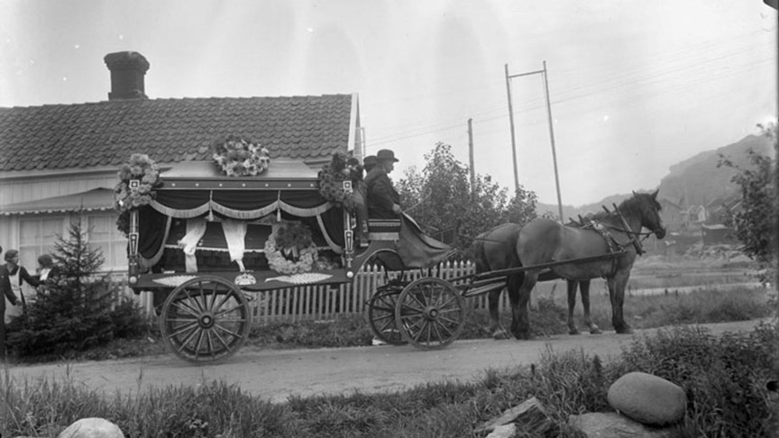 Likvagn i Morlanda från tiden omkring 1930-talet. Foto från Bohusläns museums samlingar.