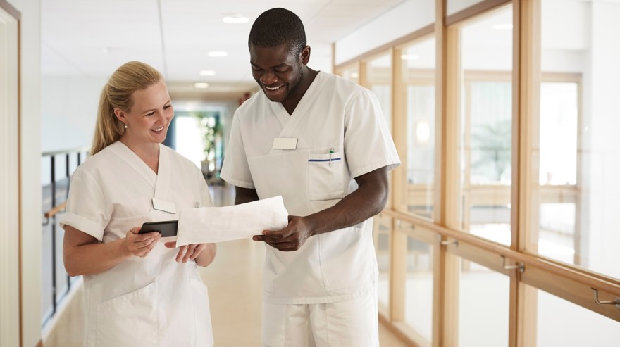 Två sjukvårdare i samtal kring ett dokument