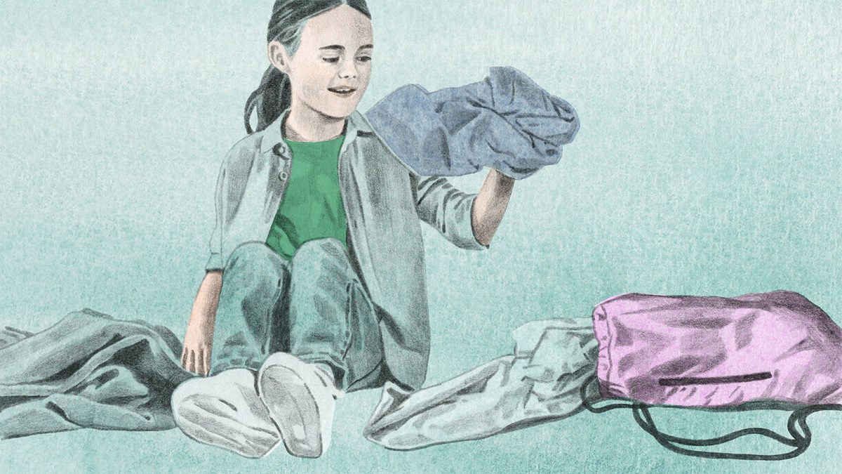 Illustration av ett barn som sitter på golvet med kläder och en gympapåse runt sig.