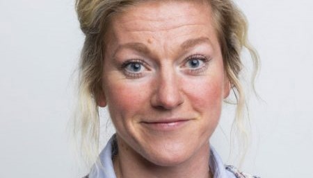 Blond kvinna. Uppsatt.