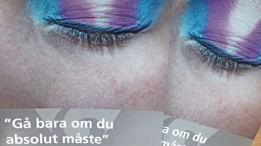 Två framsidor av rapporten omlott, föreställande ett stängt öga med ögonskugga i blått, lila och vitt