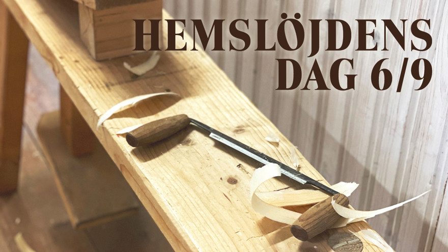 täljhäst med bandsked och spån bakom texten Hemslöjdens dag 6/9