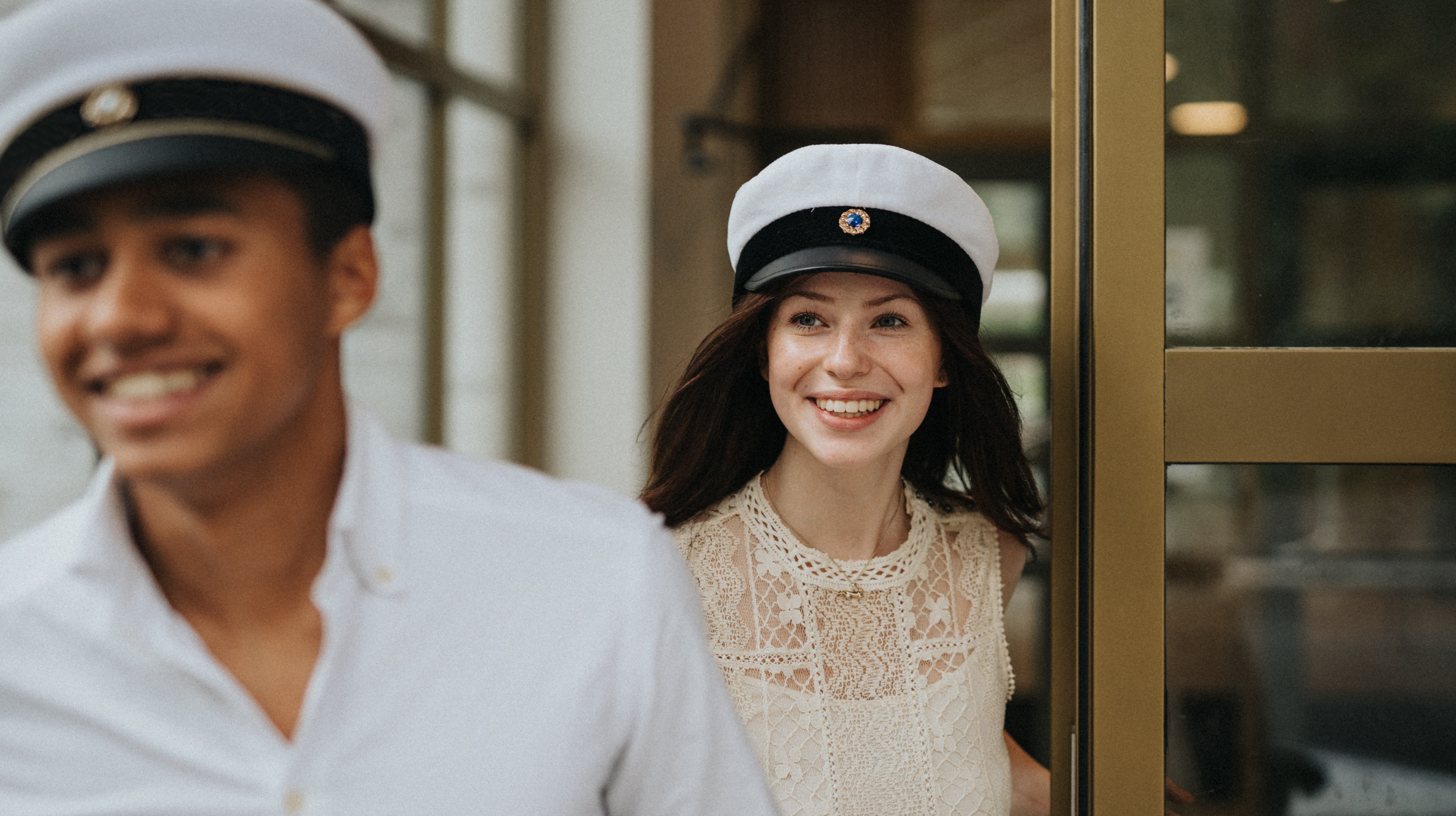 Två glada elever, en kille och en tjej som tar studenten