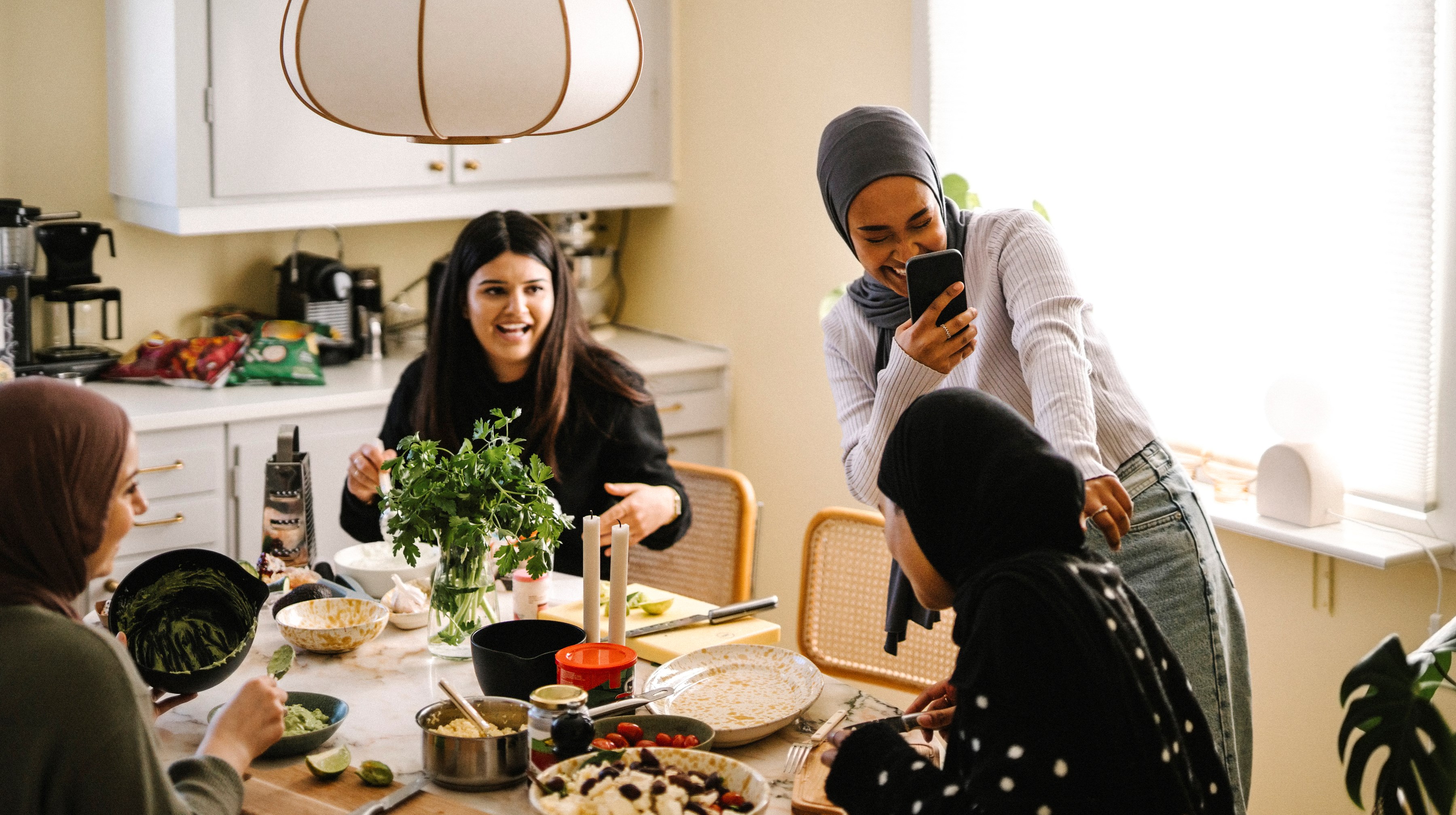 ungdomar vid matbordet