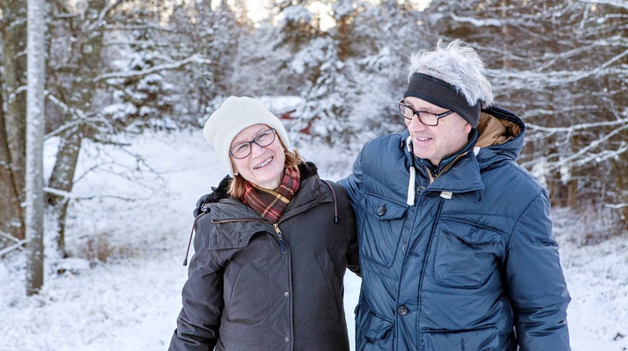 Två pensionärer i vinterlandskap