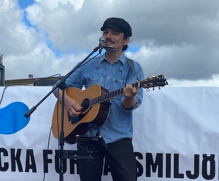 Man spelar gitarr