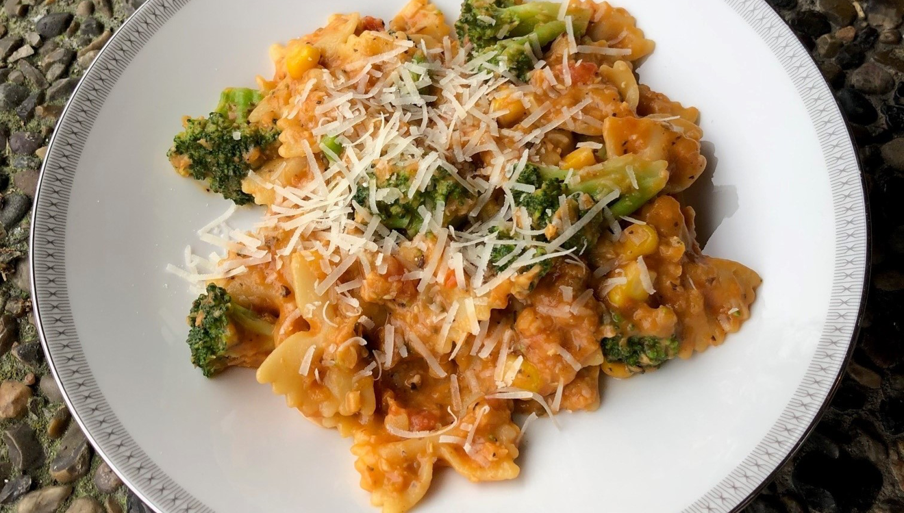 Pastagryta med broccoli på en vit tallrik