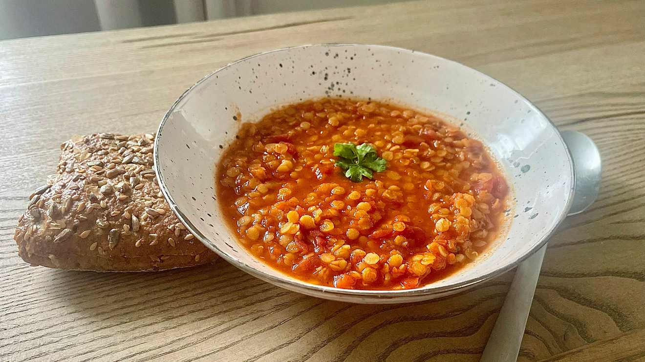 Linssoppa med fullkornsbröd