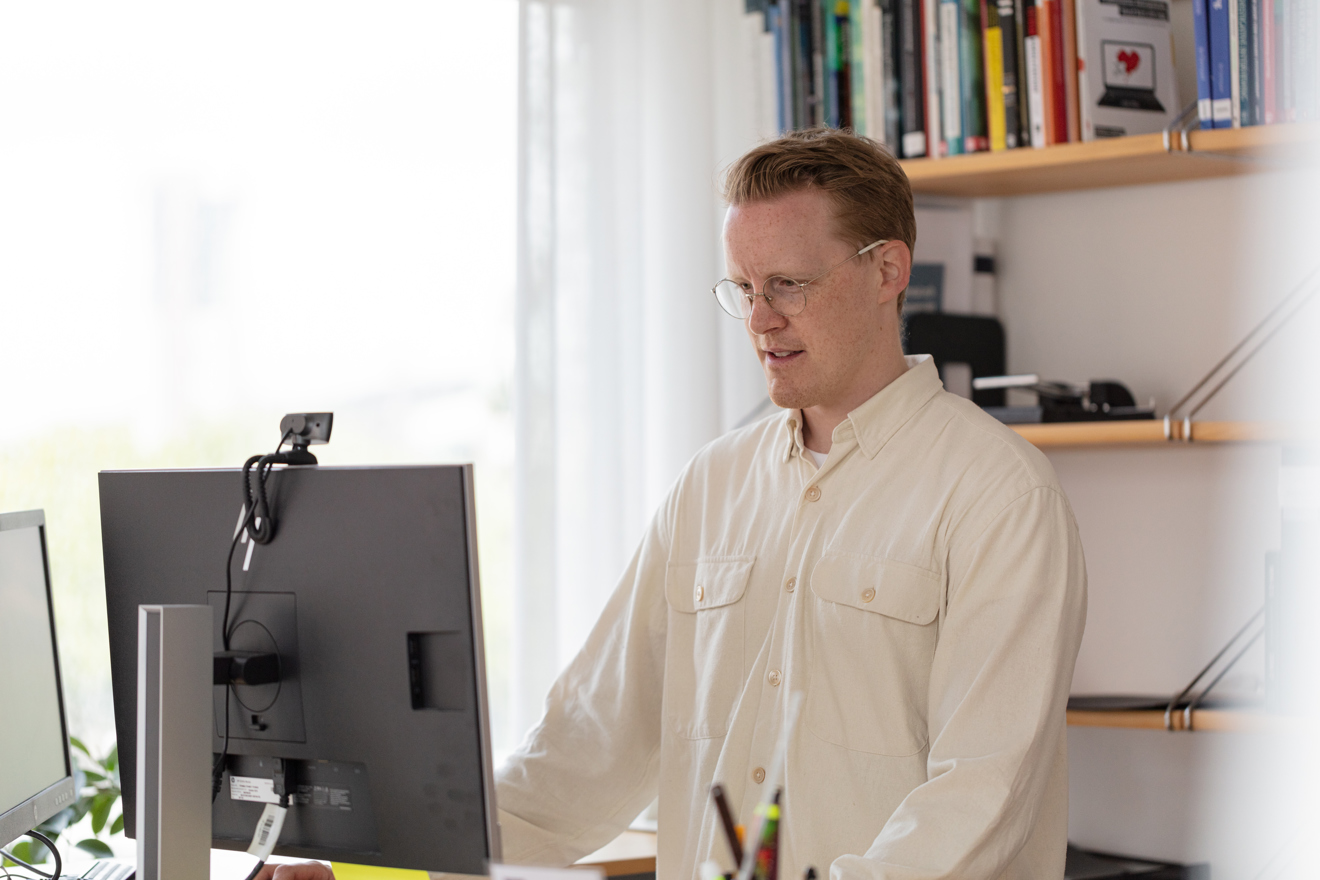 En person står framför en datorskärm