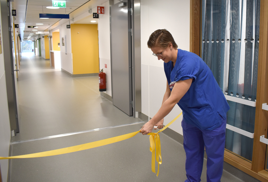 Frida Böhn klipper bandet vid invigningen av sjukhusets nya vårdbyggnad.