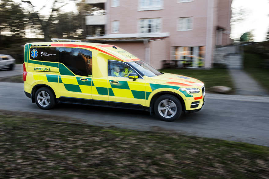 En ambuland i hög fart.