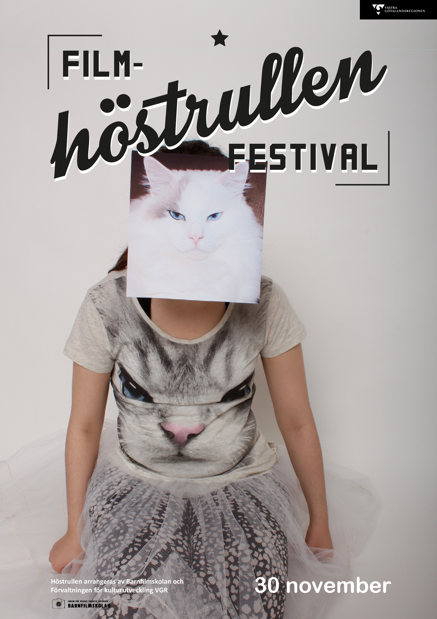 EN gråvit bild. I svarta bokstäver står det Filmfestival Höstrullen. Själva motivet är en person, men man ser inte ansiktet. Istället finns där en bild på en vit katt med blåa ögon. Personens kropp ser vi. Den bär en t-shirt med kattansikte och en kjol som ser ut att vara i genomskinligt tyll. Personen bär leggings som ser ut att vara svart-och vitprickiga.