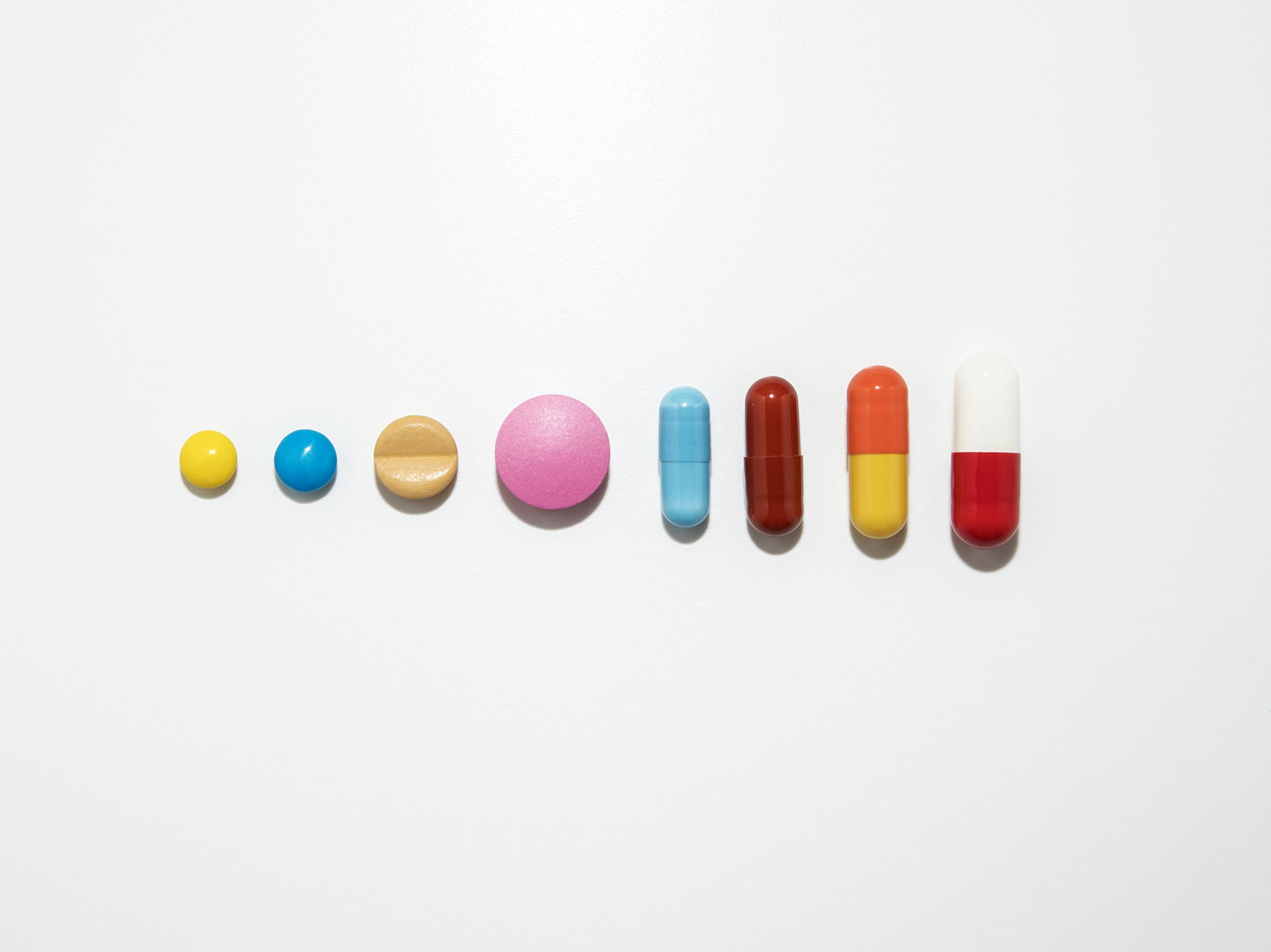 Rad med tabletter i olika färger.