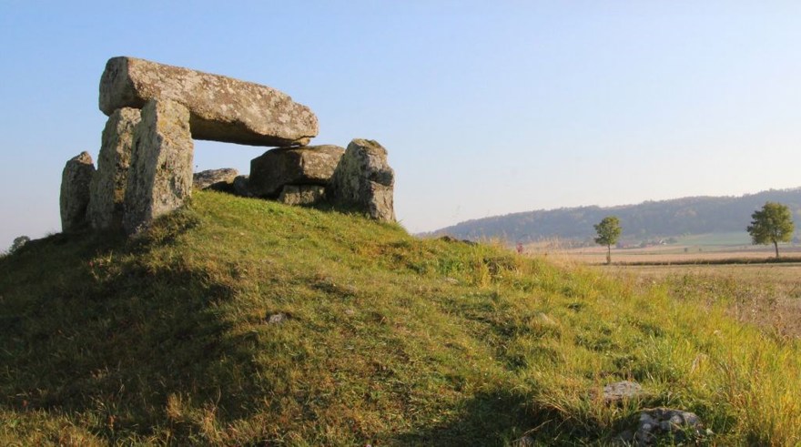 stengrav på en äng med vid utsikt