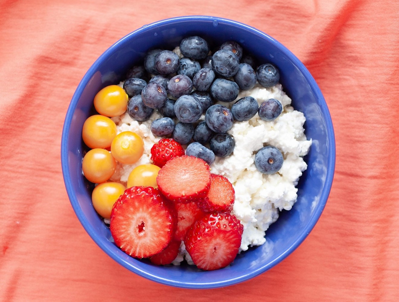 En tallrik med keso  och frukt